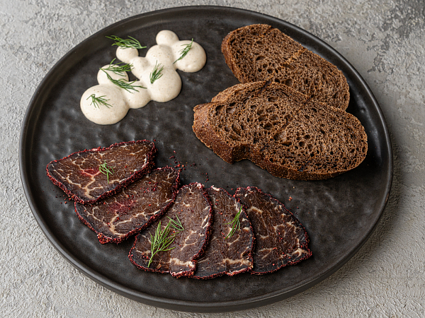 Вяленая телятина с копченым соусом тоннато 