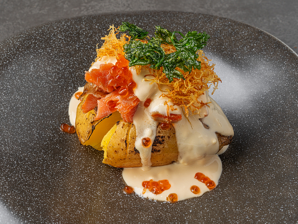 Костровой картофель с копченой форелью