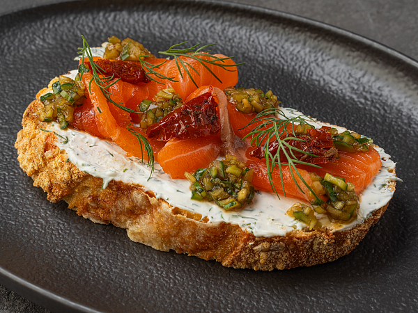 Брускетта с лососем