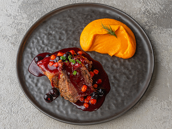 Томленая косуля с кремом из копченого батата и моркови