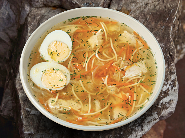 Куриный бульон с яйцом