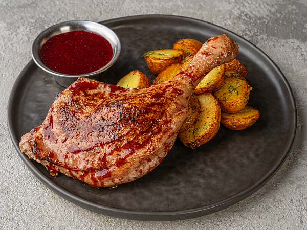 Утиная ножка с картофелем шато и можжевеловым соусом